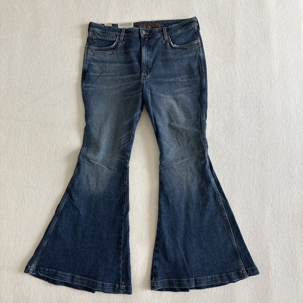 NWT Wrangler Retro High Rise Flare Jeans Womens 33x32 Blue Denim Sustainable NWT